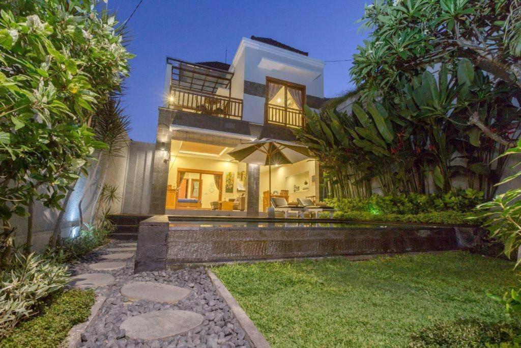 Villa Hitam Putih Legian Bali سمينياك المظهر الخارجي الصورة